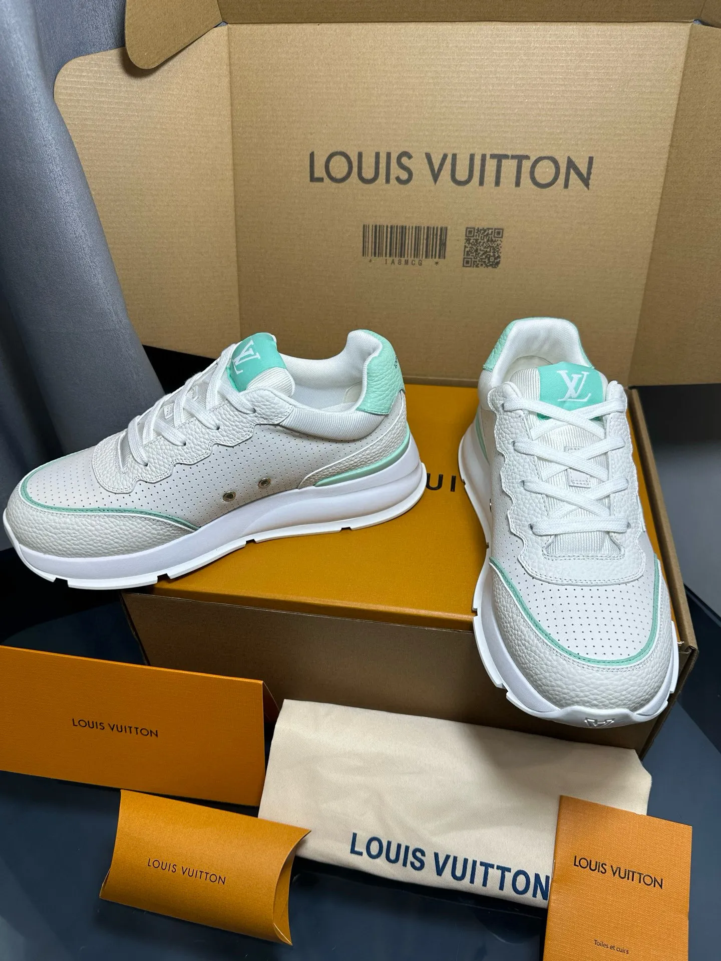 Factory price: 700💰🌈LV | Louis Vuitton 2025𝐬𝐬 🧡💚2025 spring and summer new style top version‼ ️The original version is the same. The counter focuses on the latest casual shoes and new hard goods🆕 ❥Purchasing agent level! Full of high-end feel! A popular model among bloggers at home and abroad, it’s retro and fashionable, and looks stunning on your feet! Wear a lot of happiness! The official website's main recommendation★ ━━━━━ ЅᏇєєt ━━━━━ ▪️Upper: Original custom-made imported calfskin fabric ▪️Inner: breathable gauze imported from Italy ▪️Outsole: rubber foam ➕t men's men's shoes 💰u high-end outsole ▪️Color: nine colors available ▪️Shoe size: 35-44, (45, 46 customized)